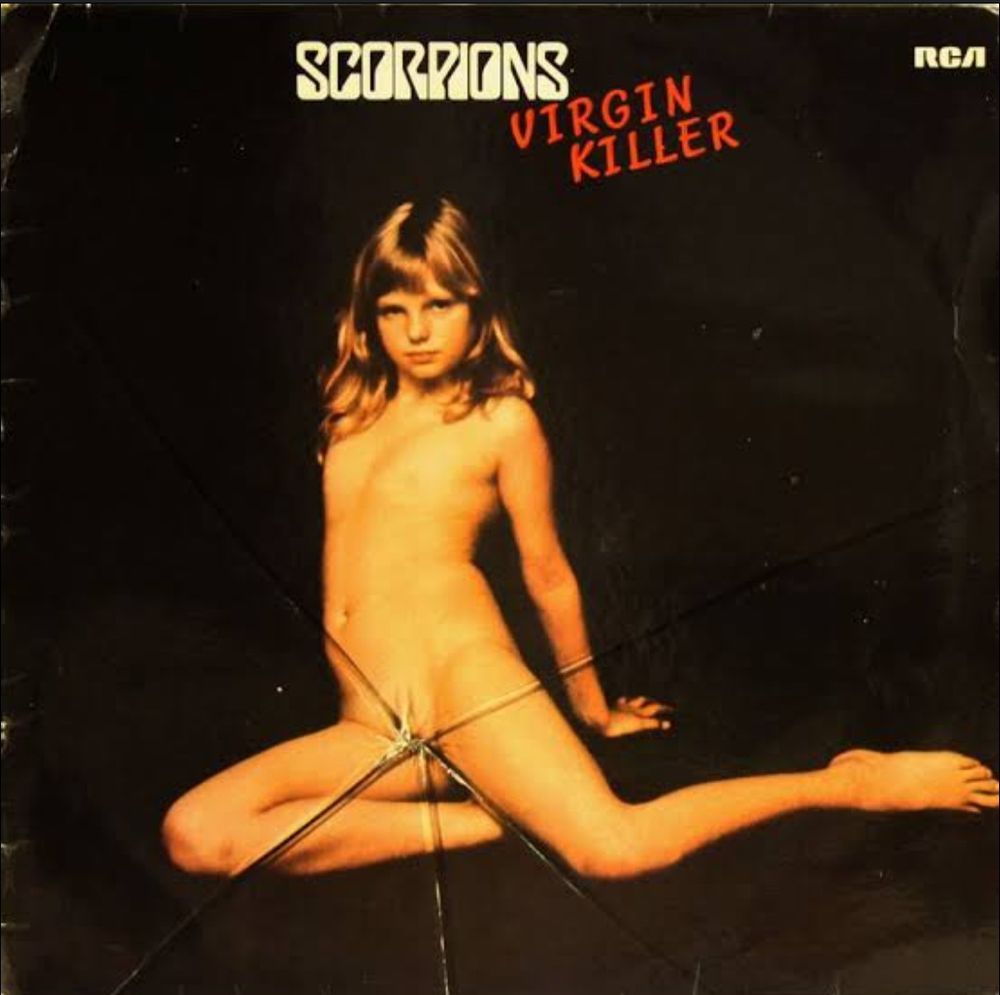 Capa do disco do Scorpions com uma criança nua e com algo parecendo um vidro quebrado nas suas partes intimas