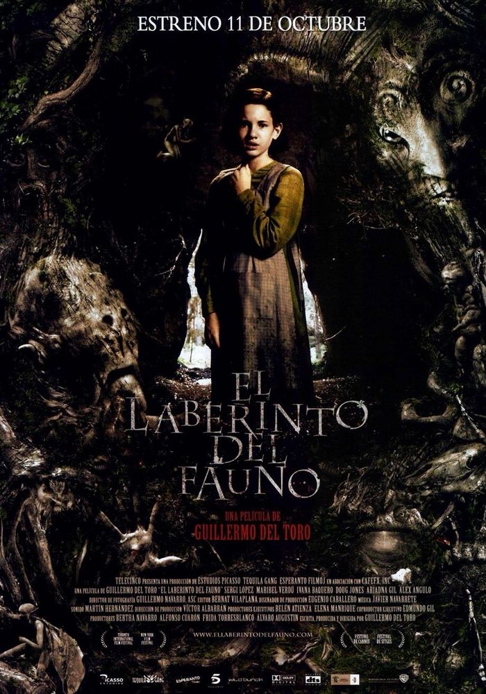 Pôster do filme o labirinto do fauno (escrito em espanhol) onde mostra uma criança branca de cabelo preto e curto no meio de uma floresta escura com alguns rostos fantásticos escondidos pela imagem