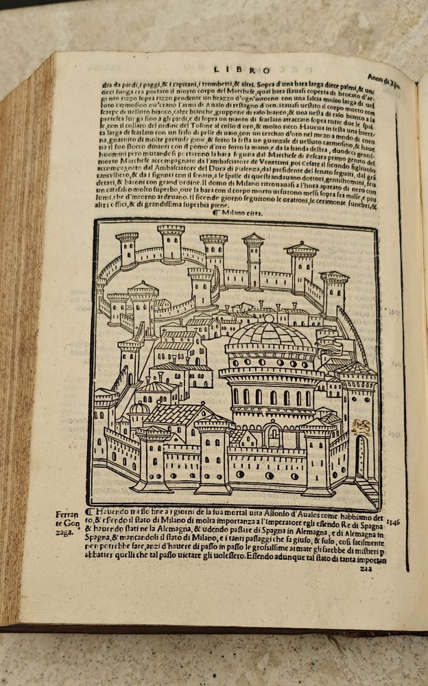 Woodcut of the city of Milan, with a lion drawn in over the gate.