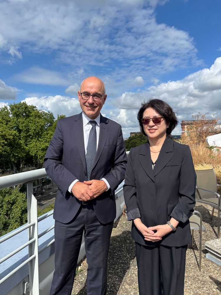 ZEW-Präsident Achim Wambach und Generalkonsulin Kim Eunjeong stehend auf der Dachterrasse des ZEW.