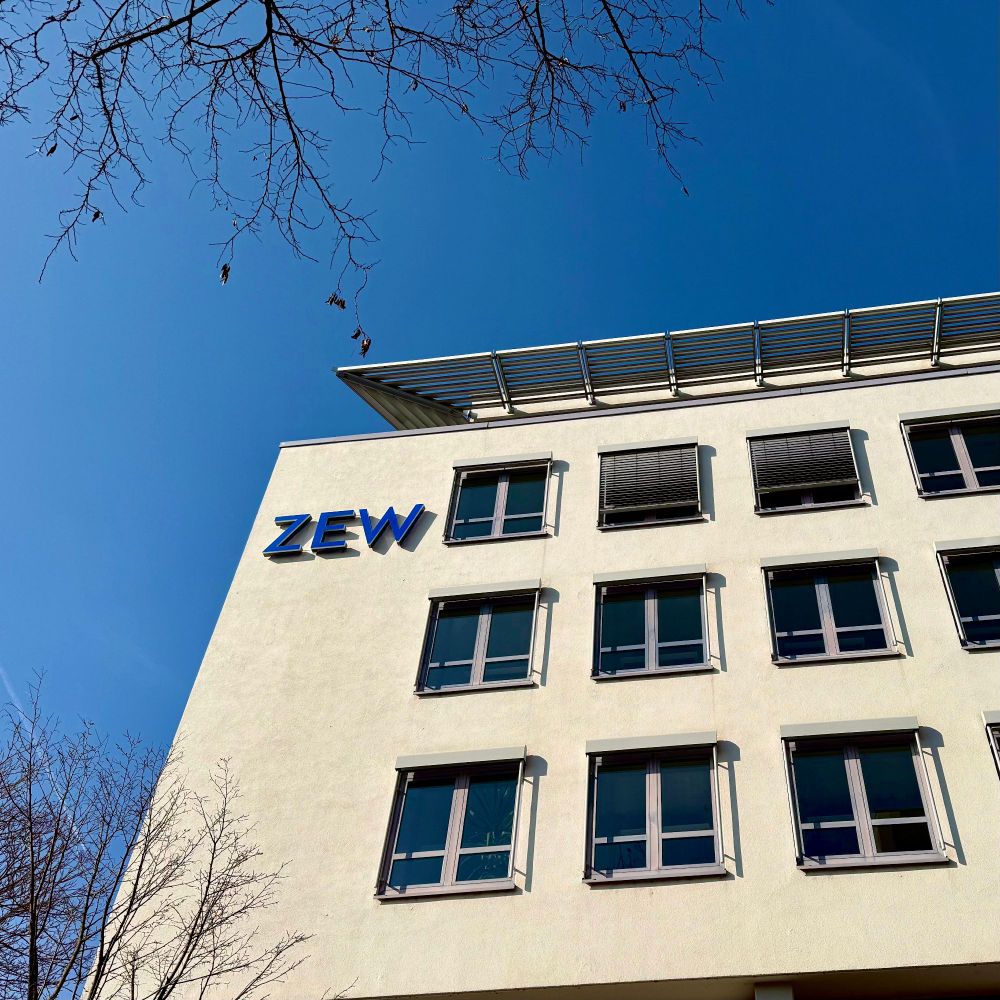 ZEW-Gebäude mit blauem Himmel