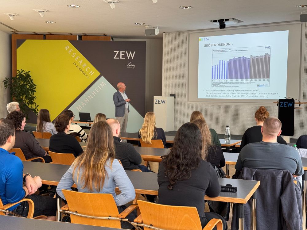 ZEW-Ökonom Holger Stichnoth während seiner Präsentation für die Studierenden der Hochschule des Bundes in Mannheim