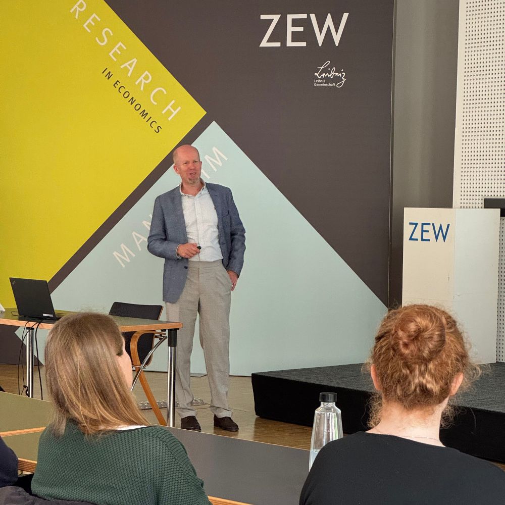 ZEW-Ökonom Holger Stichnoth während seiner Präsentation für die Studierenden der Hochschule des Bundes in Mannheim