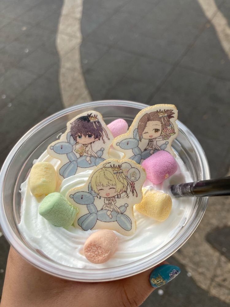 鷹城恭二、ピエール、渡辺みのりが印刷されたもなかが飾られたドリンクの写真です