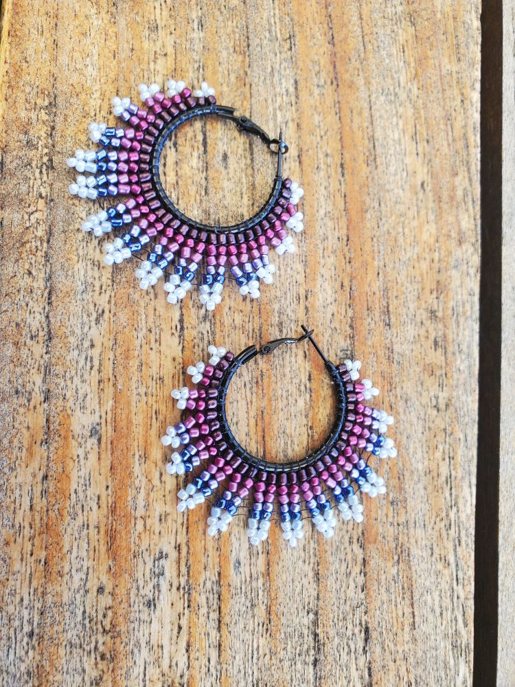 Boucles d'oreilles créoles cousues avec des perles