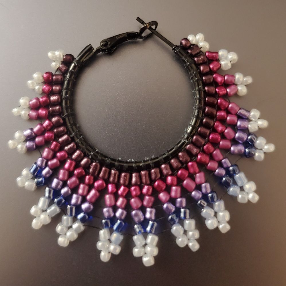 Boucle d'oreille rond avec des perles tissées autours dans des nuances violettes et bleues