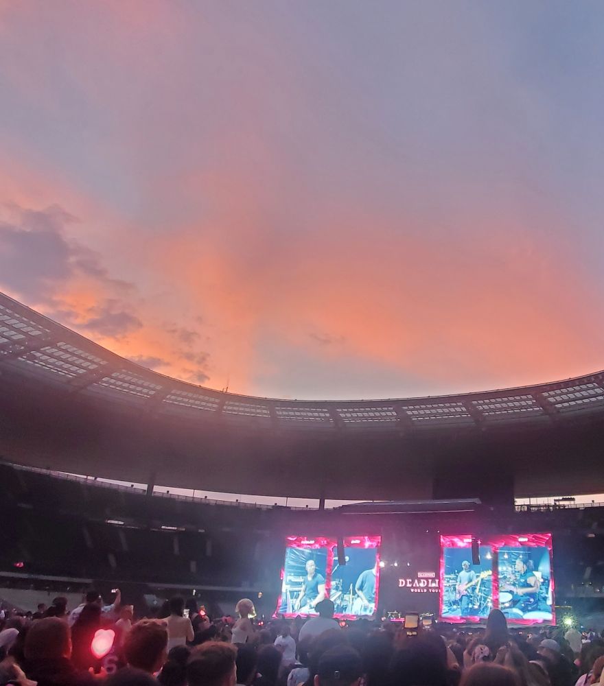 Stade de France, au couché du soleil, les nuages sont roses, le concert de Blackpink a commencé