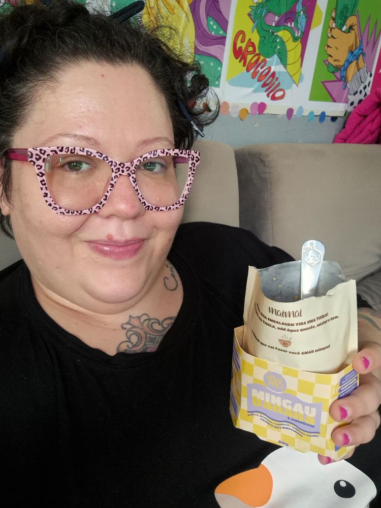 Foto minha segurando o saco de mingau