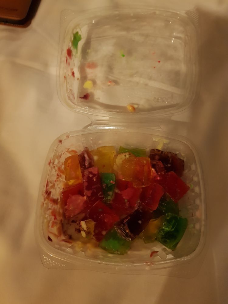Les cubess de gélatine colorée que j'ai sucés puis recrachés.
