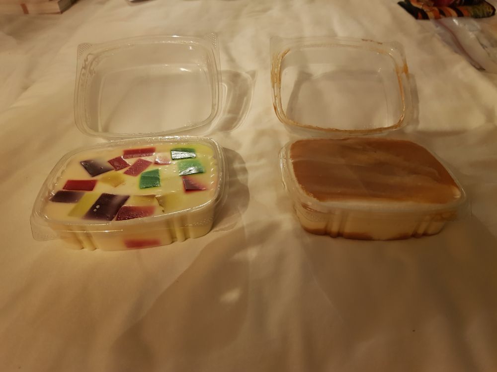 Deux desserts colombiens en barquettes.