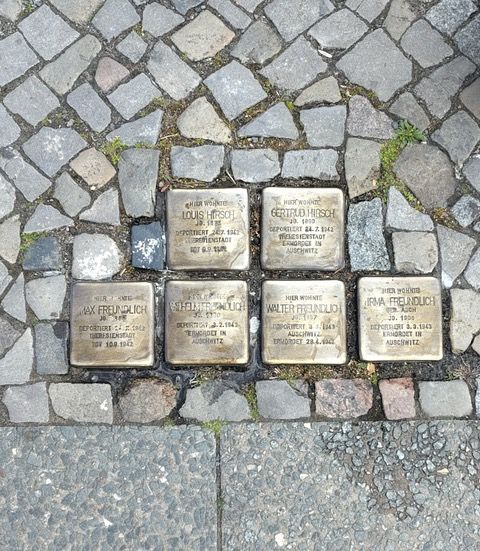 Fünf Stolpersteine