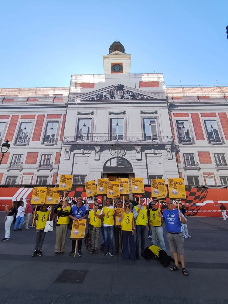 Activistas denunciando la especulación sobre la vivienda ante la comunidad de Madrid