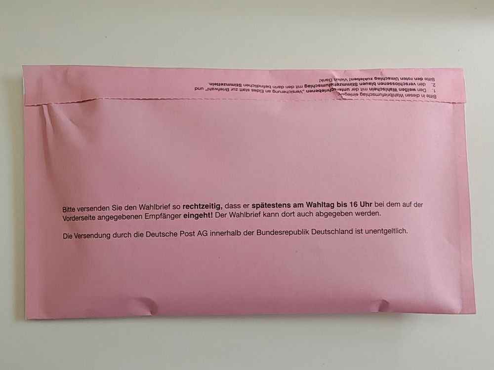 Lila Wahlbrief, geschlossen und versandfertig.
