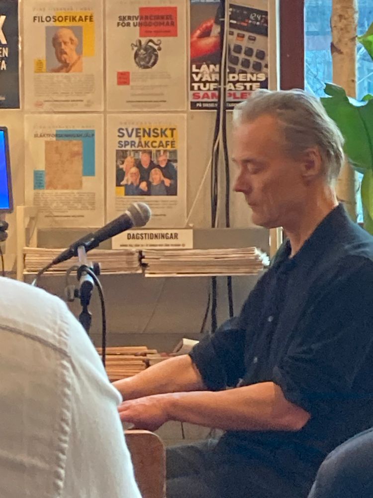 Ulf Stureson vid pianot på Dieselverkstans bibliotek, Sickla, 29/11. 
