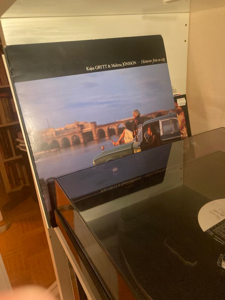 Kajsa Grytt & Malena Jönsson - Historier från en väg. Det vackra skivomslaget står bakom en skivspelare 