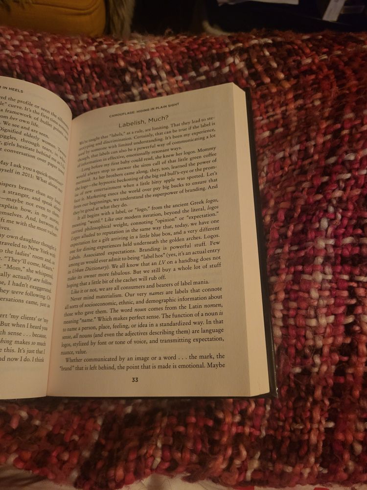 Boken "Autism in heels" ligger på et rødt teppe.