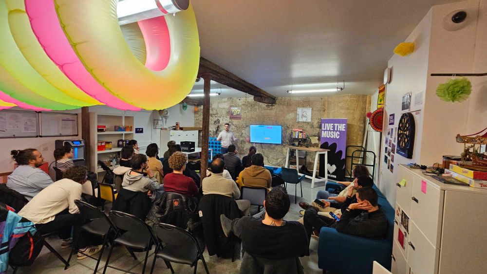 Clément Duveau from Grafana Labs at Deezer Bordeaux for the meetup around OpenTelemetry.