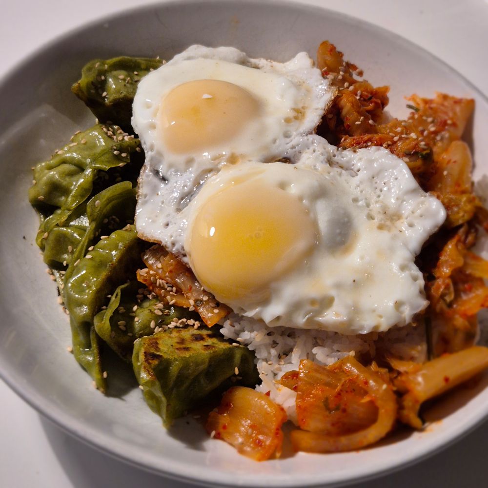 Grüne Veggie-Mandu, Kimchireis, Spiegelei, Sesam