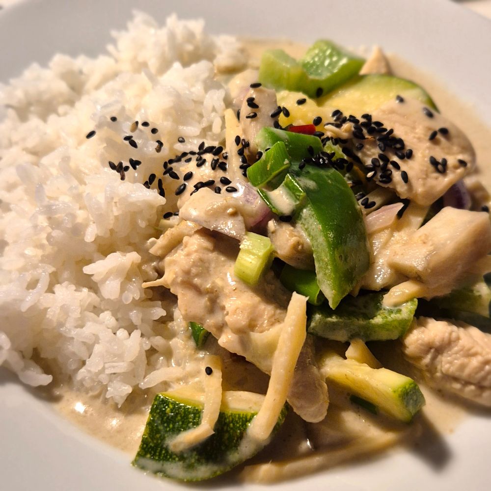 Hühnchencurry mit Kokosmilch, grüner Paprika, Aubergine, Bambus, Zwiebel