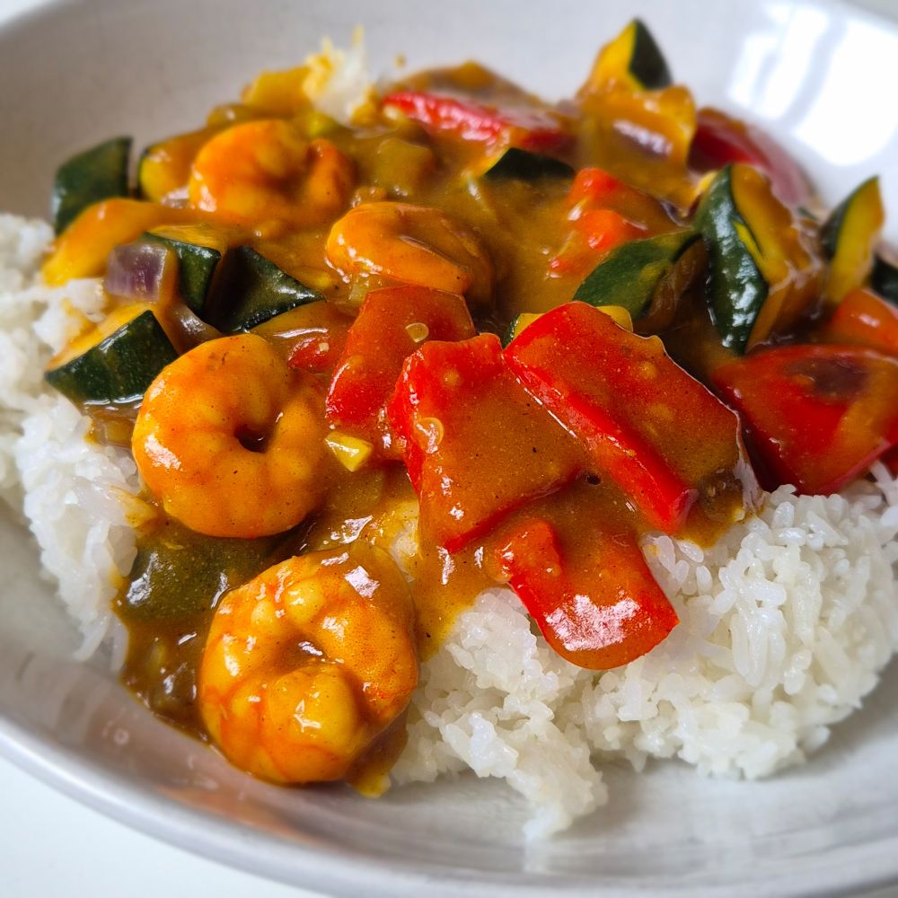 Garnelen, Paprika, Zucchini, Reis mit goldgelber Currysauce