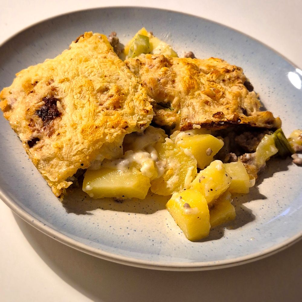 Teller Auflauf mit knusprigem Emmentaler