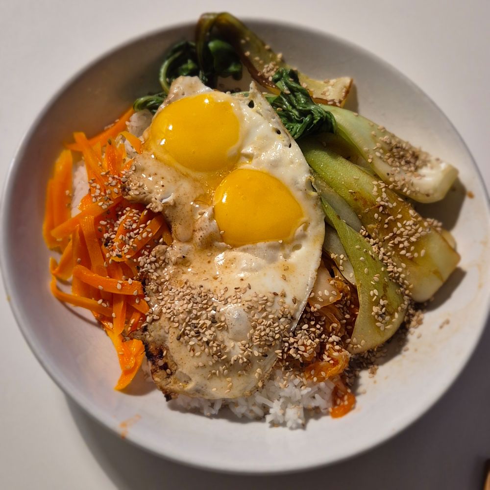 Schale mit den gebratenen Zutaten