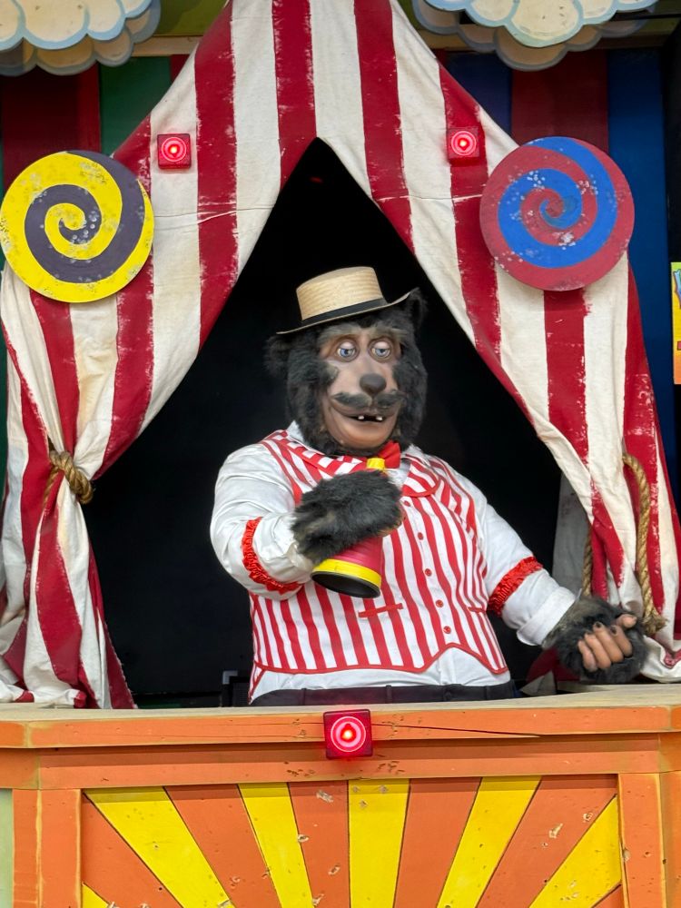 Animatronic at arcade. He looks like he’s been drunk for 15 yrs