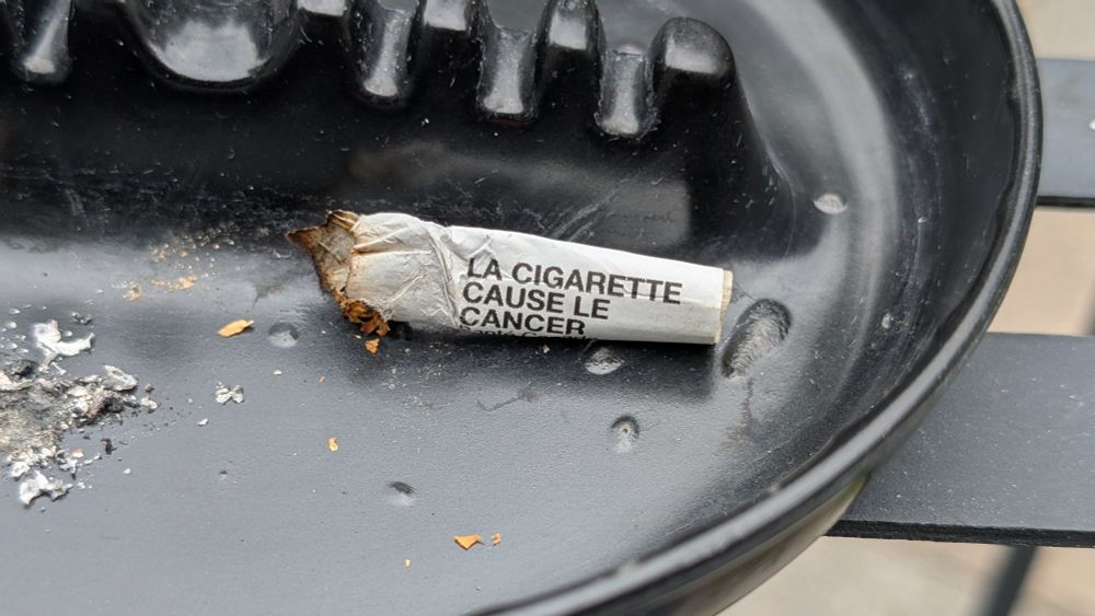 it says LA CIGARETTE CAUSE LE CANCER on the cigarette butt