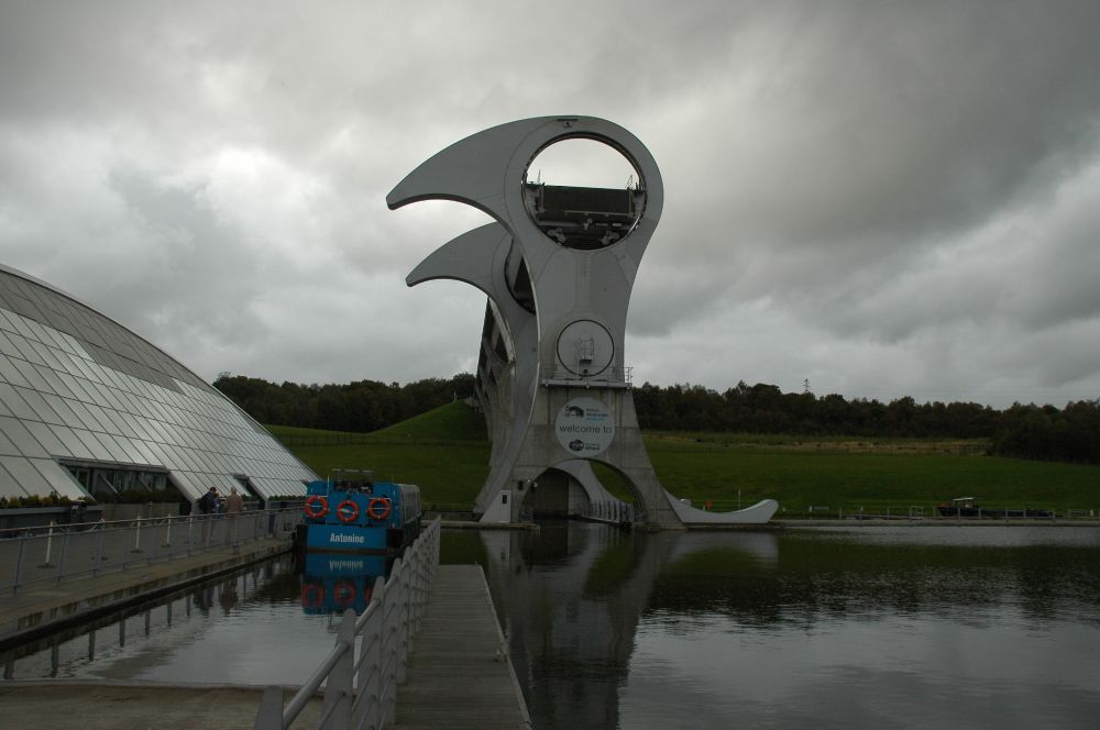 Falkirk Wheel, ein Schiffshebewerk in Schottland.
Die Funktionsweise ist der eines Riesenrads ähnlich. 