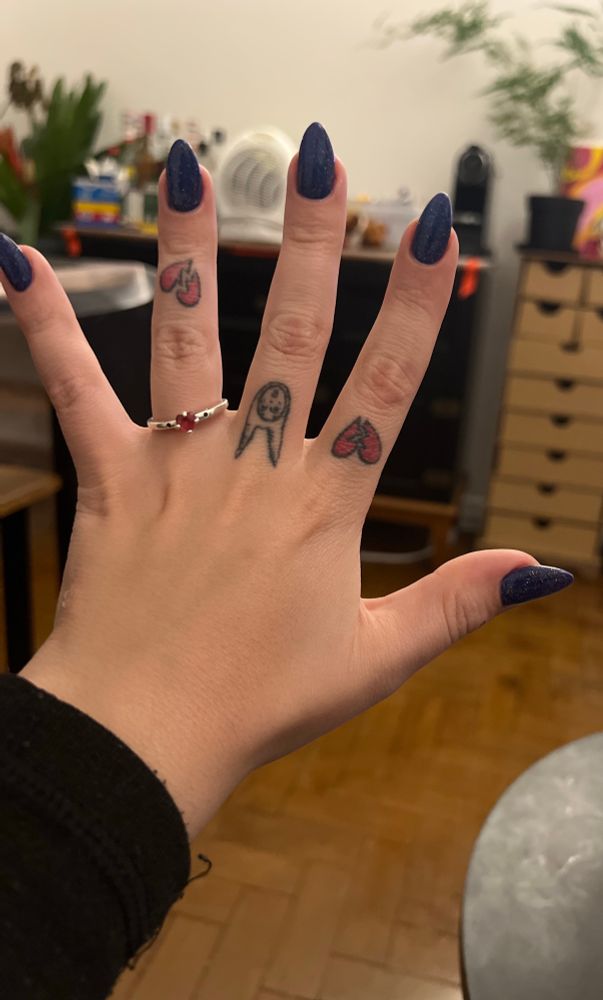 minha mão aberta mostrando as unhas em gel de aprox 1cm pintadas de azul escuro com glitter