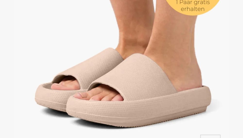 Beige sehr klobige Badelatschen