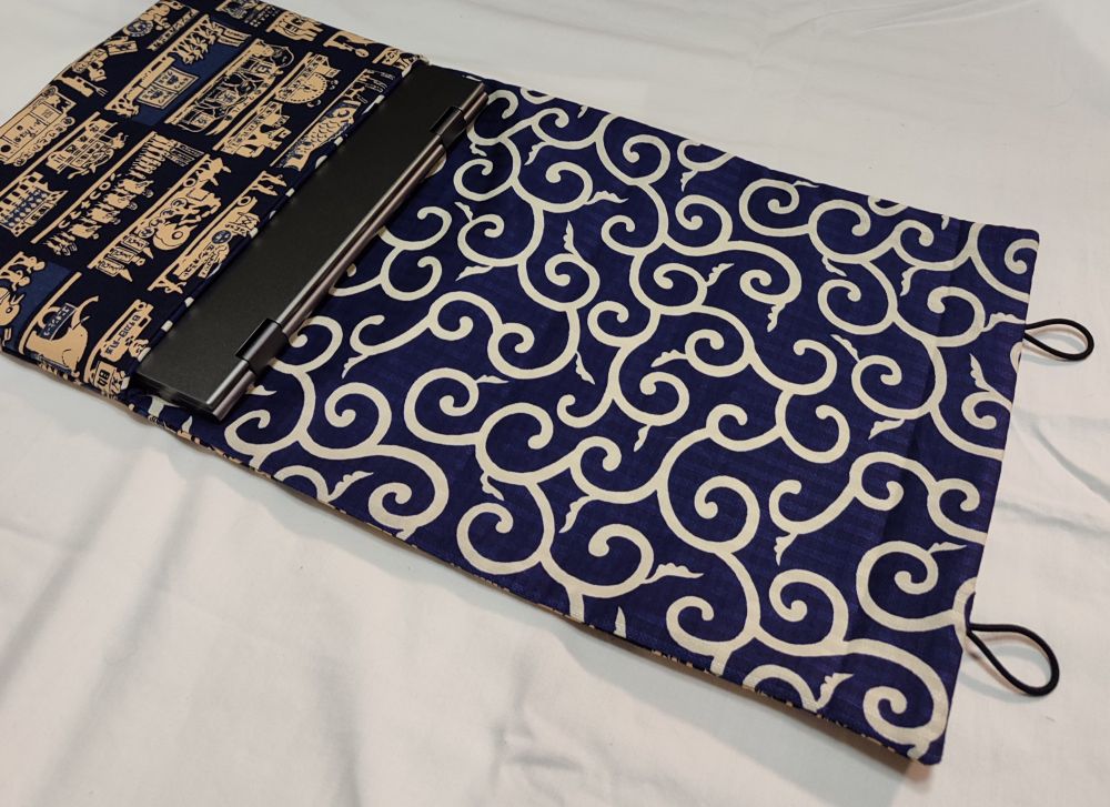 帆布でつくったPC用バッグインバッグ。裏地は唐草模様。