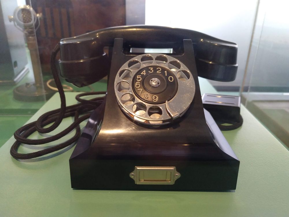 Altes Drehscheibentelefon im Museum fotografiert. 
