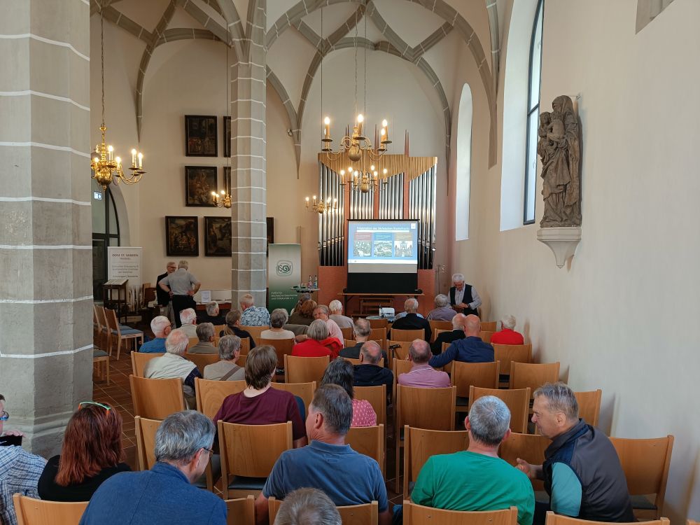 Publikum vor dem Start der Buchpräsentation des Sächsischen Klosterbuchs in der Annenkapelle Freiberg, eine Orgel, Kreuzrippengewölbe 