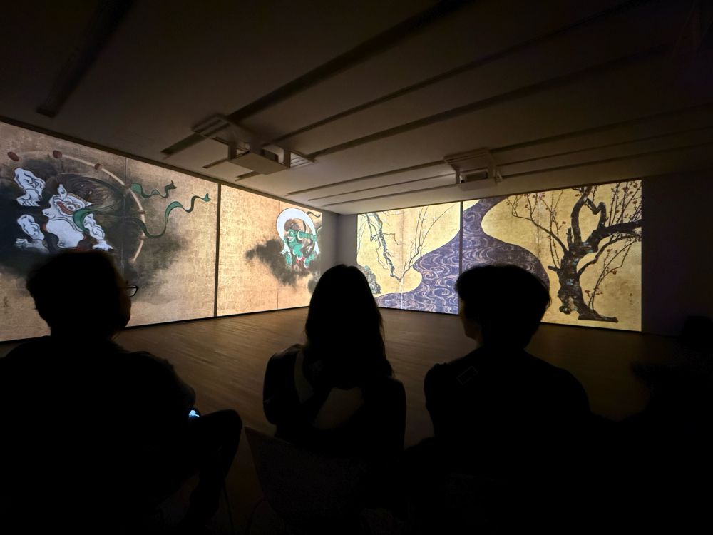 本物ではなく映像の風神雷神図と紅白梅図