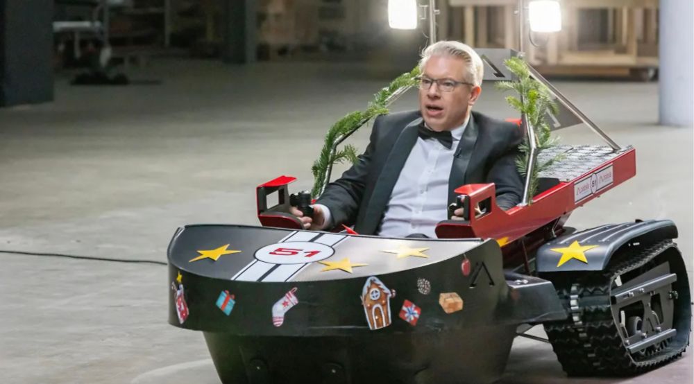 Frank Thelen in einem Elektro Schneemobil