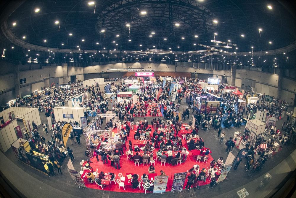 Una imagen en formato fisheye de la Feria InterOcio 2024 repleta de gente en los diferentes espacios de expositor y áreas.