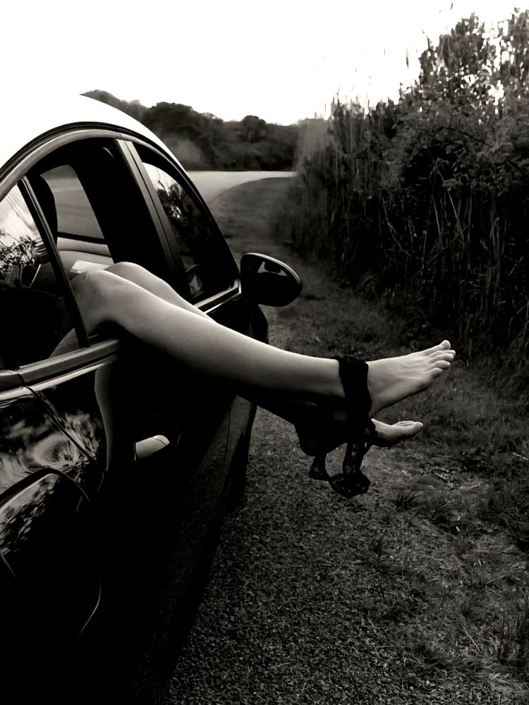 B&w photo of a woman in a car 🚗