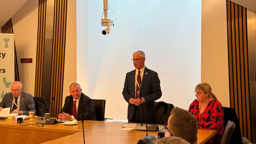 Jim Baxter speaking from the top table 