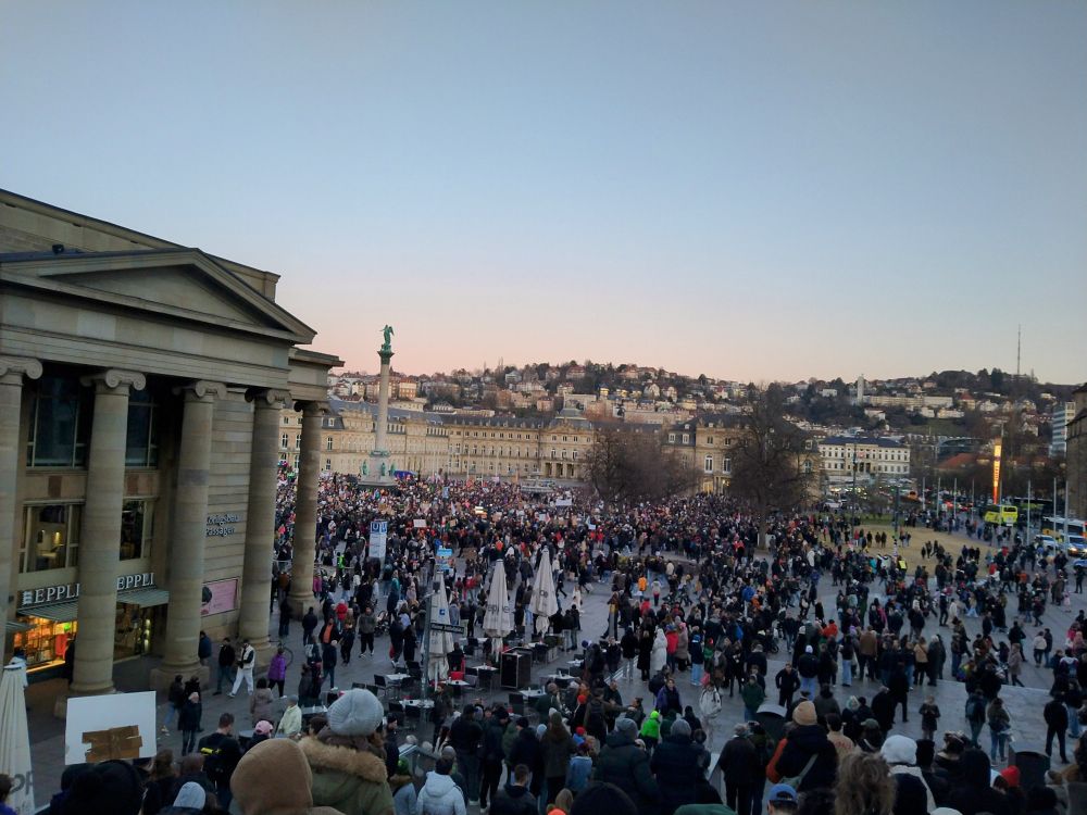 Stuttgarter Schlossplatz von oben - mit Demo-Teilnehmern.