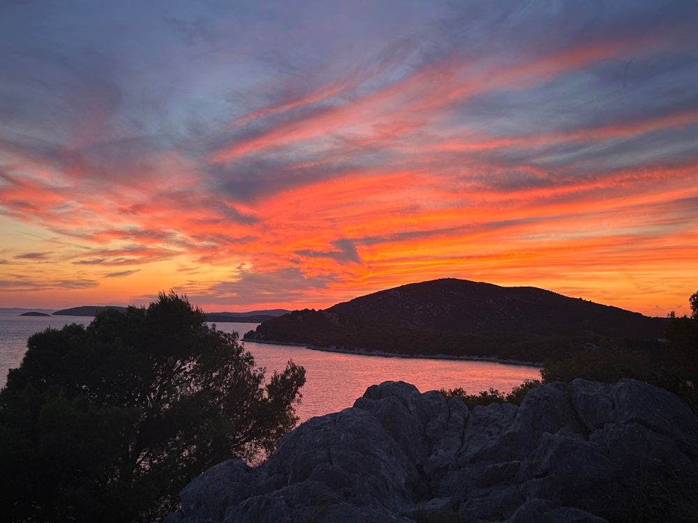 Aktuelles Bild eines Sonnenuntergangs am Meer. 
