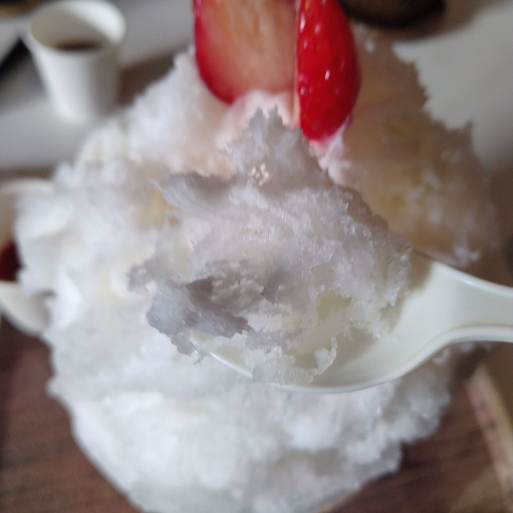 いちご杏仁かき氷
杏仁ミルクのみ
スプーンでひと掬い
