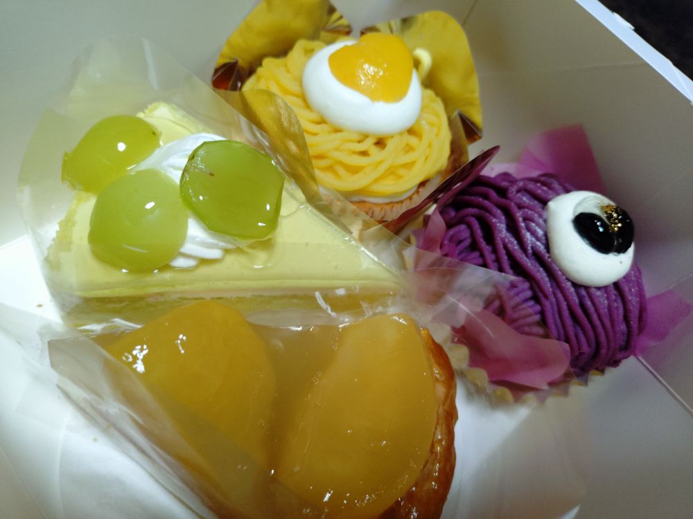 ゴージーコーナー
モンブラン　マスカットのショートケーキ　沖縄紅芋のモンブラン　アップルパイ