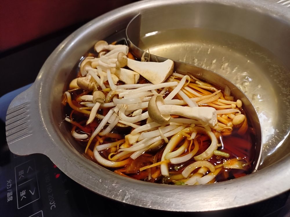 美山しゃぶしゃぶ
きのこや野菜で満杯のすき焼きだしと空の白だし