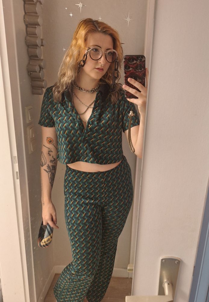 Spiegelselfie: Kuri in einem Grünen retro zweiteiler und Locken