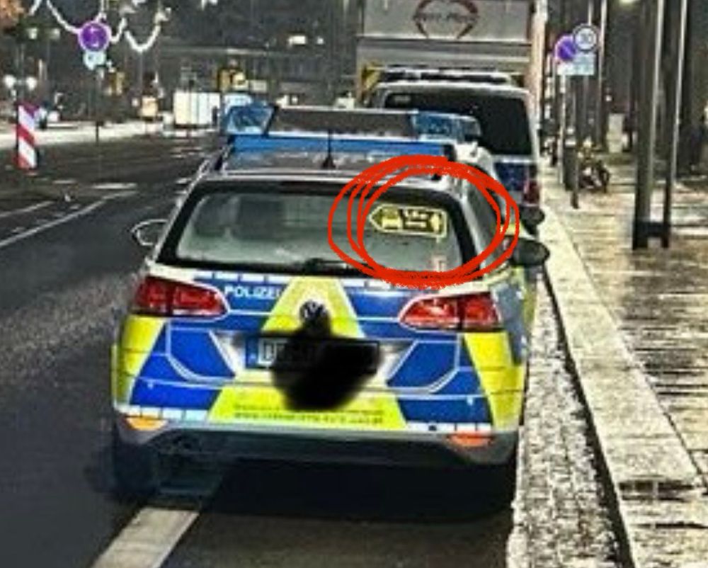 PolizeiAuto, welches auf dem Radweg parkt. 
Auf der Heckscheibe ein Aufkleber, der auf den korrekten Abstand von Auto und Rad von 1,5 m hinweist. 