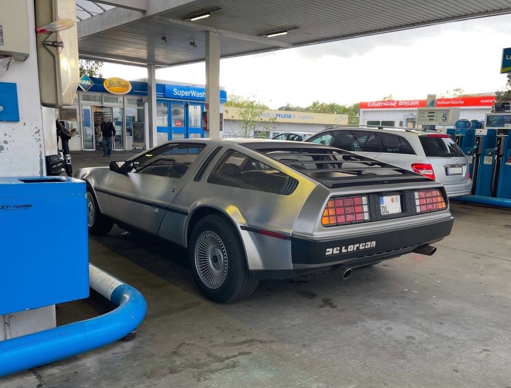 DeLorean an einer Tankstelle