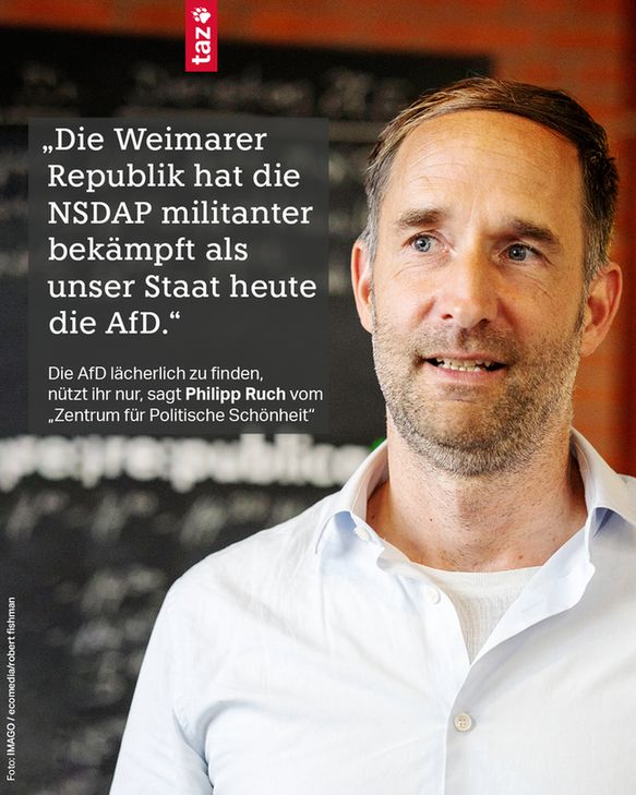 Foto von Philipp Ruch, einem Mann mit Bart, er trägt ein Hemd. Dazu der Text: „Die Weimarer Republik hat die NSDAP militanter bekämpft als unser Staat heute die AfD.“ 
Die AfD lächerlich zu finden, nützt ihr nur, sagt Philipp Ruch vom „Zentrum für Politische Schönheit“ 