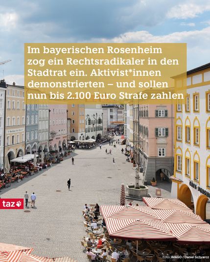 Bildbeschreibung: Ein Foto vom Max-Josefs-Platz in Rosenheim. Dazu der Text: Im bayerischen Rosenheim zog ein Rechtsradikaler in den Stadtrat ein. Aktivist*innen demonstrierten – und sollen nun bis 2.100 Euro Strafe zahlen 