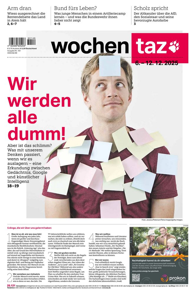 Titelseite der wochentaz vom 6.12.2025: Wir werden alle dumm! Aber ist das das schlimm? Was mit unsrem Denken passiert, wenn wir es auslagern – eine Erkundung zwischen Gedächtnis, Google und künstlicher Intelligenz. Das Titelfoto zeigt einen mit Post-its beklebten Mann 